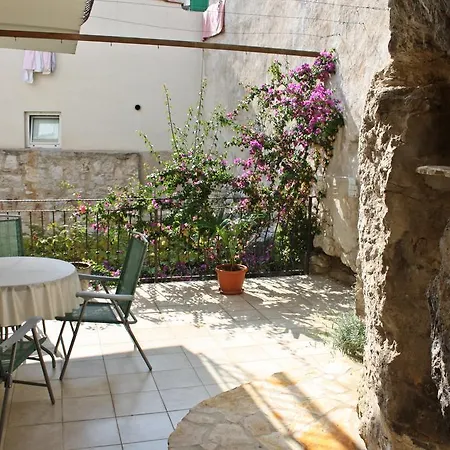 Apartament Lalic *